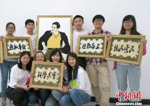 大學(xué)生們?yōu)榧o(jì)念焦裕祿，用黑豆、綠豆、大米等糧食在硬紙板上創(chuàng)作的糧食畫(huà)