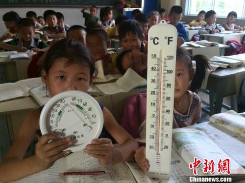 6月3日，下午四點，昆明市東川區(qū)因民鎮(zhèn)中心學(xué)校一年級教室溫度達(dá)到44℃