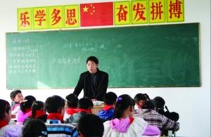 張從友先把妻子帶到學(xué)校，然后會準(zhǔn)時為學(xué)生們上課
