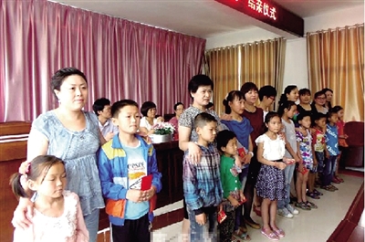 身后的“代理媽媽”，使留守兒童的身心有了依靠