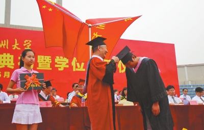 為畢業(yè)生撥流蘇 為畢業(yè)生撥流蘇