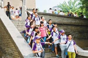 西安小雁塔景區(qū)內(nèi)，學(xué)生們正在古跡前合影留念