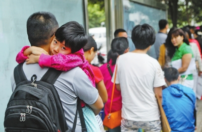 鄭州市區(qū)小學新生入學 家長嘗遍“五味”