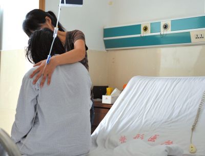 由于前天進(jìn)行了面部修復(fù)手術(shù)，俞燕身體不適，父母24小時(shí)陪在她的身邊