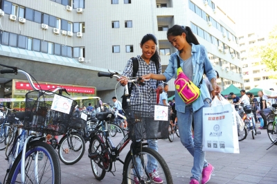 前天，兩名新生在登記后領(lǐng)取了自己的“愛心車”