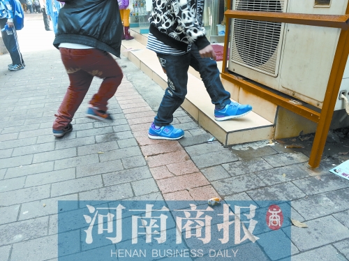 路邊，兩個小學(xué)生正在扔“臭屁炸彈