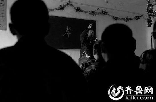 方光與其他癡迷網(wǎng)絡(luò)游戲的孩子一起，在重新認(rèn)識“孝”的含義
