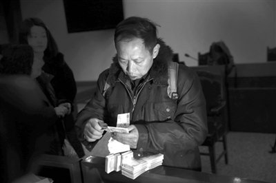 　昨日，從四川老家趕來的藍田忠，從房山法院執(zhí)行法官手里領到了自己的賠償款。他和15名工友在房山一煤礦