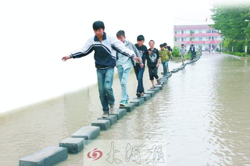 因“挪”修下水道錢學校被淹 學生渡“?！鄙蠈W