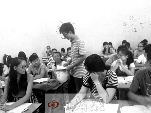補(bǔ)習(xí)課上，馮昊怡不像老師，更像是學(xué)生們的同學(xué)。