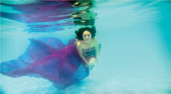 從水下拍的攝影作品充滿夢(mèng)幻效果，王笑笑如同藍(lán)色大海中的“美人魚”