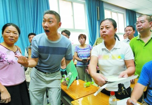 小升初“復(fù)議”現(xiàn)場，一些孩子被分得“遠(yuǎn)”的家長討說法