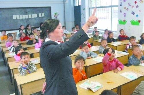 不到上小學(xué)年齡的孩子，只得在幼兒園復(fù)讀或者上“幼小銜接班”