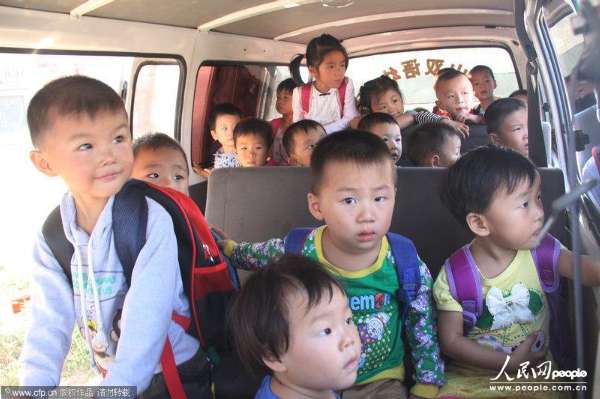  2013年9月3日，河南信陽(yáng)，6座的面包車?yán)锩婢尤粷M滿當(dāng)當(dāng)擠滿了28個(gè)3、4歲的孩子