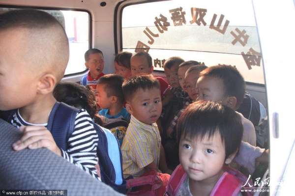  2013年9月3日，河南信陽(yáng)，6座的面包車?yán)锩婢尤粷M滿當(dāng)當(dāng)擠滿了28個(gè)3、4歲的孩子