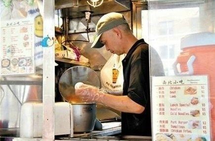 紐約哥大門口，顧客排長(zhǎng)隊(duì)買他的肉夾饃