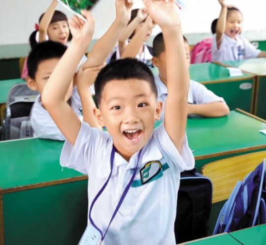 　　新學(xué)期在“減負(fù)新規(guī)”的爭(zhēng)議聲中開始了，廣州很多學(xué)校還是照常布置作業(yè)。但也有學(xué)校支持“減負(fù)新規(guī)”，
