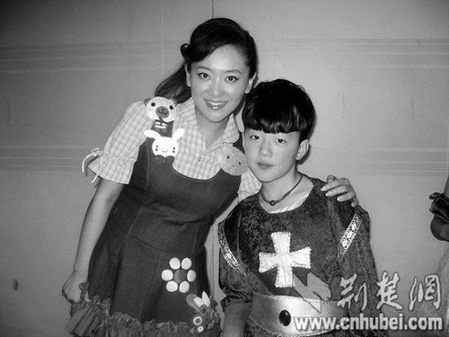 楊光參加央視節(jié)目表演時(shí)，同主持人月亮姐姐合影