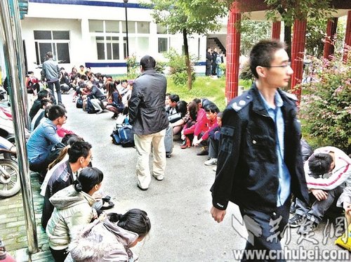 派出所院子里，擠滿了被解救的傳銷人員