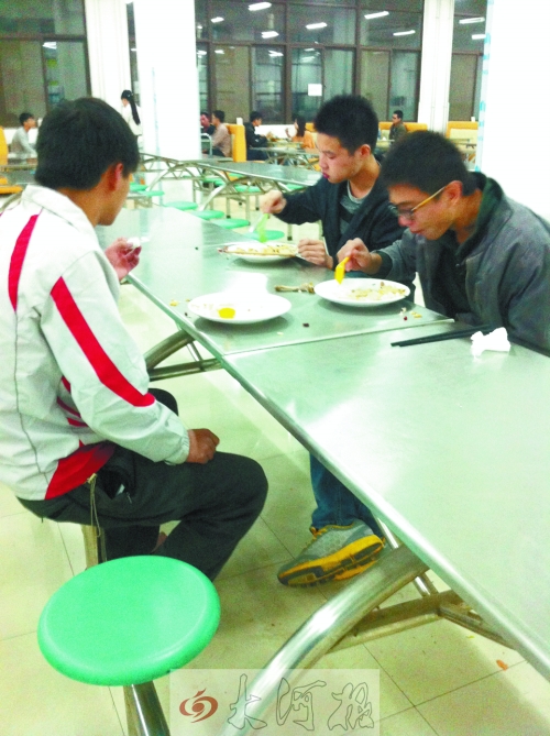 在鄭州一所高校食堂內(nèi)，大多數(shù)學(xué)生都是“光盤族”