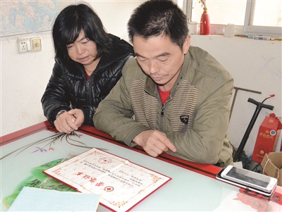 如今，劉圓父母想念女兒時(shí)只能看著榮譽(yù)證書(shū)發(fā)呆