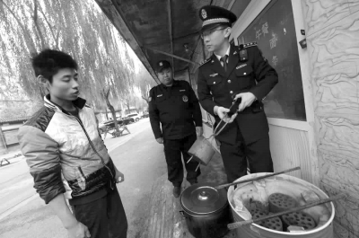 一餐館違規(guī)使用煤爐，被麥子店城管隊(duì)責(zé)令停止，并限期清除所屯的蜂窩煤