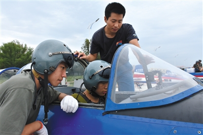 8月26日，來(lái)自吉林、湖北、山東的青少年航空學(xué)校的高中學(xué)生，進(jìn)行了首次飛行體驗(yàn)活動(dòng)