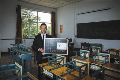 　張俊成，41歲，曾是北京大學(xué)的一名保安。1995年，通過成人高考，考上了北京大學(xué)法律系(專科)，被媒體稱為“北大保安高考第一人”，現(xiàn)為長治市一所中等職校的校長