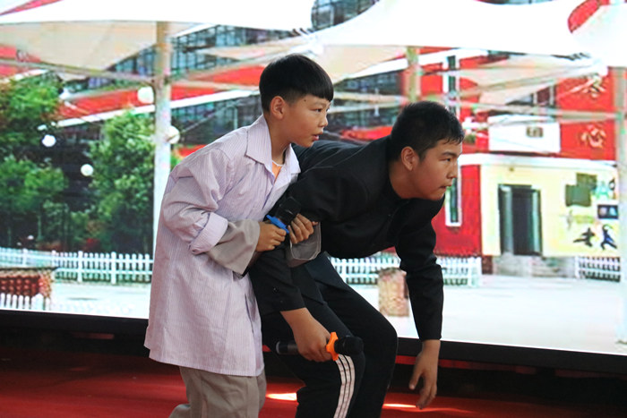 94中話劇團(tuán)帶來精彩演出 94中話劇團(tuán)帶來精彩演出