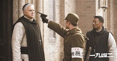 梅甘（左）、安西滿（右）與日本兵對(duì)峙的一幕。