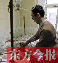 54歲的老楊把自己當(dāng)做護士，不離不棄照顧著已成“植物人”的母親