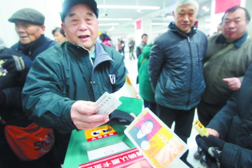 老人帶著多種證件想免費(fèi)乘車，工作人員稱沒(méi)接到通知拒絕。