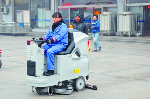 洛陽火車站新購3臺洗地機(jī)提高保潔作業(yè)效率，成為站前廣場一道風(fēng)景