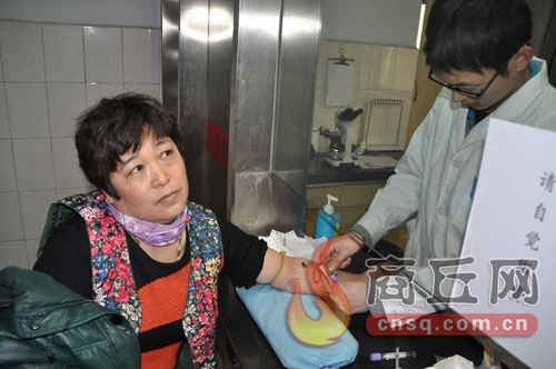 劉艷平的血樣和浙江省一位患者成功配型，1月15日下午3點，醫(yī)護(hù)人員正在為劉艷平再次抽取血樣