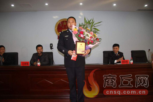 高兵雷是睢陽區(qū)檢察院一位檢察干警，在去鄭州捐獻(xiàn)造血干細(xì)胞時，他所在的單位為他組織了熱烈的歡送儀式