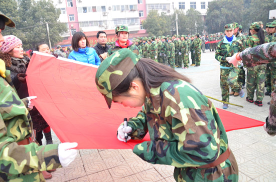 南陽市九中別樣春節(jié)長(zhǎng)假:"勵(lì)志大餐"給力畢業(yè)生