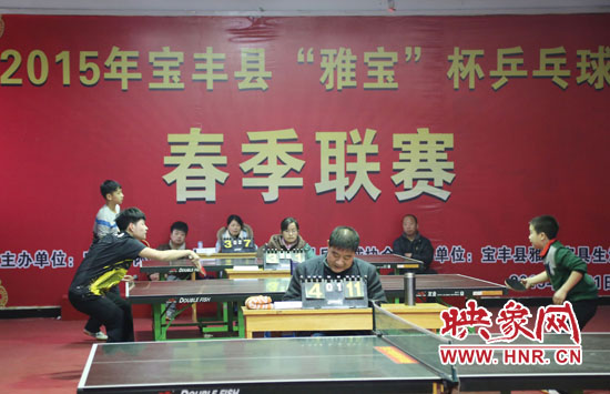 2月22日，河南省寶豐縣兩名乒乓球參賽選手在比賽中激烈角逐。