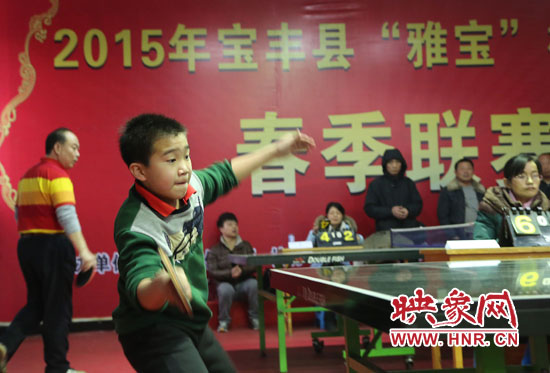 2月22日，乒乓球參賽選手在河南省寶豐陽(yáng)光青少年俱樂(lè)部迎新春乒乓球春季聯(lián)賽，選手在比賽中激烈角逐。
