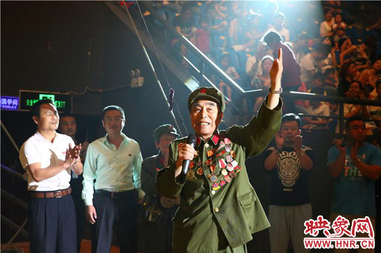 胡國(guó)全高唱《志愿軍戰(zhàn)歌》，朝鮮國(guó)立雜技團(tuán)團(tuán)長(zhǎng)拍手致敬