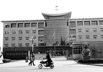 10月29日，河北滄州市獻(xiàn)縣國(guó)稅局。10月底，一些企業(yè)主被叫到國(guó)稅局談“交稅”問題。新京報(bào)記者 孟祥超 攝