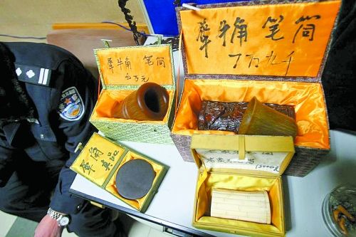 這些商品被暫扣，并根據(jù)鑒定情況對販賣者依法處罰。 記者 閆化莊 攝