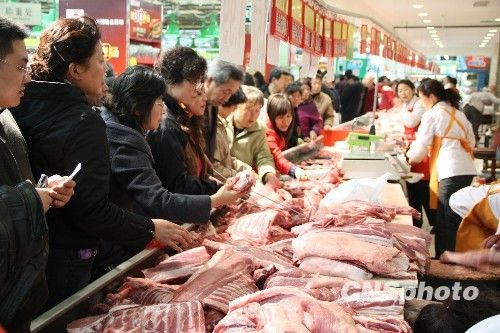 資料圖。1月份CPI等經(jīng)濟(jì)數(shù)據(jù)將于今天發(fā)布。多家機(jī)構(gòu)預(yù)計(jì)，受春節(jié)“錯(cuò)位”因素及豬肉價(jià)格回落影響，1月CPI同比漲幅在1.8%左右。從各機(jī)構(gòu)發(fā)布的報(bào)告來(lái)看，從2月開(kāi)始，CPI或?qū)⑦M(jìn)入新一輪上行周期。