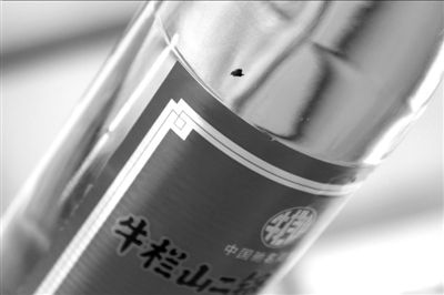 圖中畫圈處為瓶中的黑色異物。京華時(shí)報(bào)記者 譚青 攝