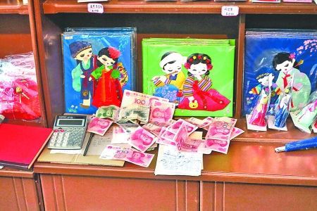 2012年6月21日，在朝鮮羅先特別市的一家商店里，柜臺(tái)上散落著一些人民幣。在朝鮮，人民幣比本國的貨幣更受歡迎。 CFP供圖