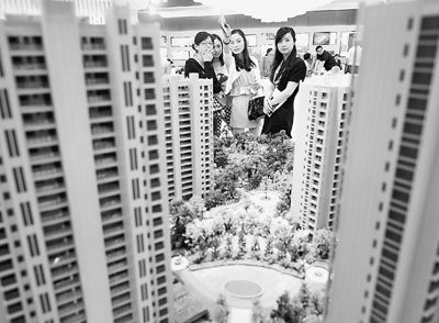 圖為近日，浙江杭州一家房產(chǎn)公司的兩位銷售人員一起向購房者介紹樓盤。新華社記者 王定昶攝