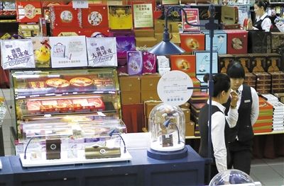 昨日，北京賽特購(gòu)物中心，擺放出售的月餅禮盒，上千元的品種僅5種。新京報(bào)記者 王叔坤 攝