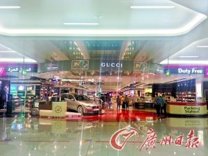 　迪拜機場的免稅店是不少人的血拼地。