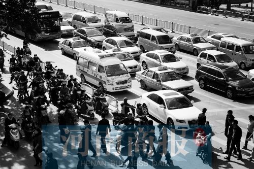 紫荊山路與商城路交叉口，見(jiàn)無(wú)車(chē)讓行，一輛救護(hù)車(chē)只好選擇右轉(zhuǎn)車(chē)道直行 記者 邱曉峰/攝