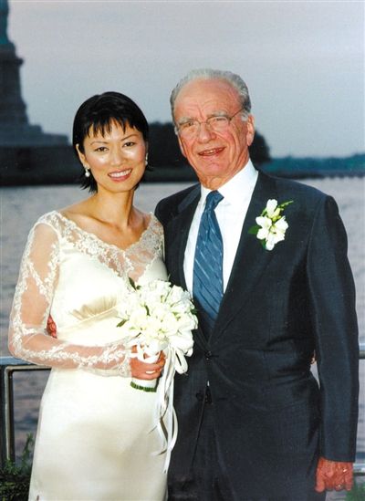 1999年6月，68歲的默多克與30歲的鄧文迪結婚。
