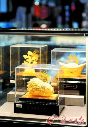 黃金產品持續(xù)熱賣。記者王燕 攝